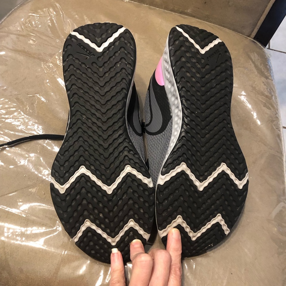 Nike 🥳HP🥳Revolution Grey & Black colored Sneakers, Size 8 - Picture 9 of 11